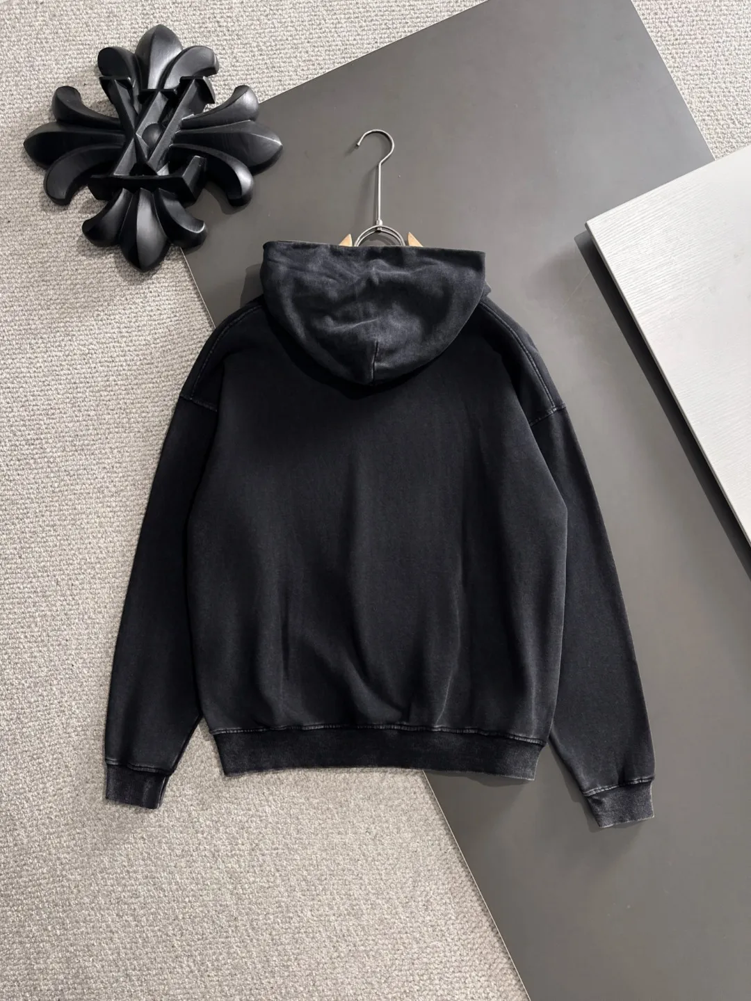 Next day shipping P720 Stone lsland/stone island high quality 2025 autumn and winter new casual heavy industry suit exclusively developed by yb! High quality production! The top version of the trading company channel order, external orders for imported custom fabrics, high breathability and comfort, impeccable details, absolutely worth buying! This type of suit is also a must-have for lazy people. You don’t have to think about how to match it, you can just get it in one set! Brand element design concept, delicate and soft feel! It presents a casual cut and the upper body shape is great! On sale simultaneously on the official website! From a high-end men's positioning brand, the low-key luxury taste is irresistible! Exquisite workmanship and impeccable quality! The overall style is simple, fashionable and timeless, fully meeting the requirements of stylish and tasteful dressing! Sizes: S to XL (or state your height and weight when placing an order)